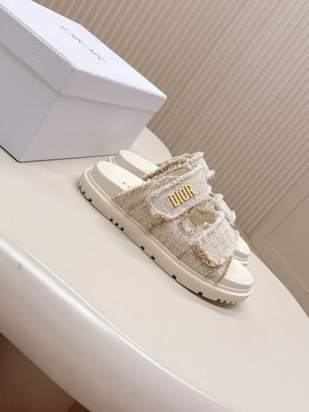 👟👟Ex-factory price 440👟👟 New color cloth, classic upgrade plus 2025 new color series Dior Dior classic Velcro sandals and slippers series, original replica, high version, super durable and versatile, very comfortable on the feet, slim and white, original customized upper, original d hardware buckle, original TPU outsole Size: 35-41
